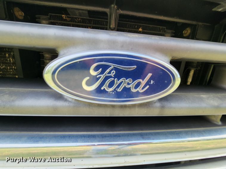 image for item MK9089 2005 Ford E350 Super Duty  shuttle bus