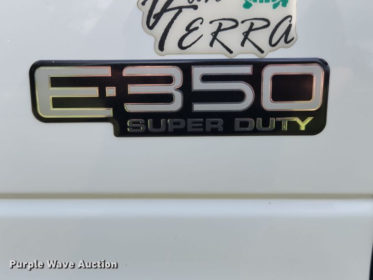 image for item MK9089 2005 Ford E350 Super Duty  shuttle bus