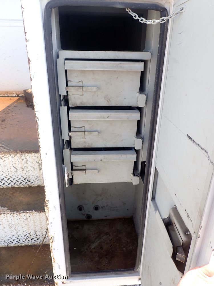 image for item DF5054 1997 Chevrolet C7500  bucket truck