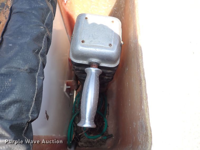 image for item DF5054 1997 Chevrolet C7500  bucket truck