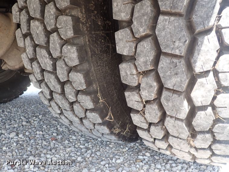 image for item DF5054 1997 Chevrolet C7500  bucket truck