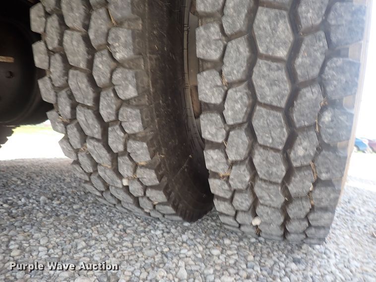 image for item DF5054 1997 Chevrolet C7500  bucket truck