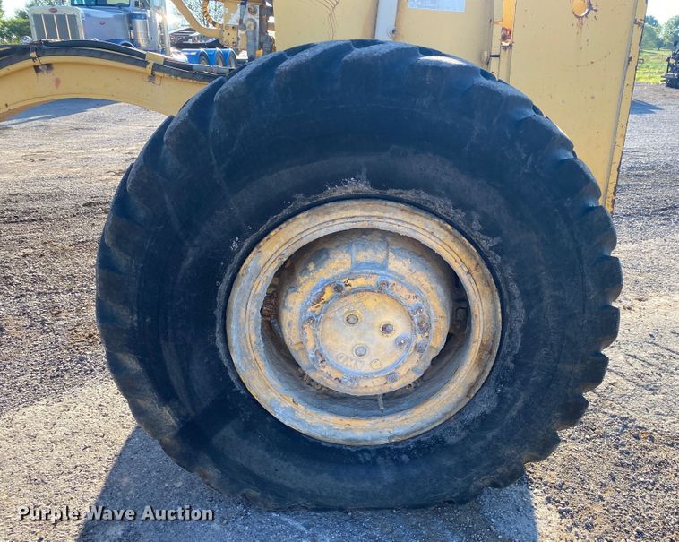 image for item DK6373 1998 Komatsu GD650AW-2CY  motor grader