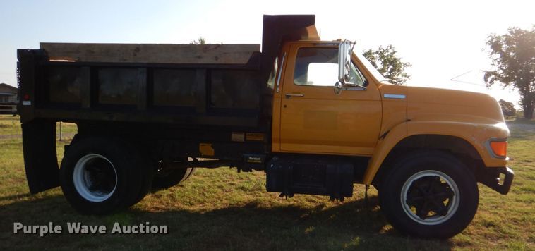 image for item DO1475 1995 Ford F700  dump truck