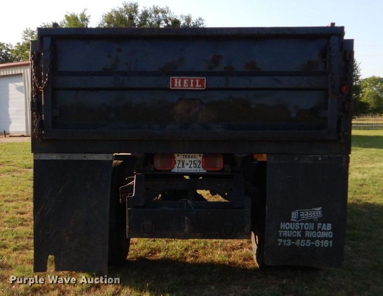 image for item DO1475 1995 Ford F700  dump truck