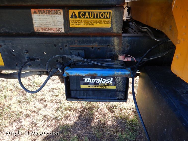 image for item DO1475 1995 Ford F700  dump truck