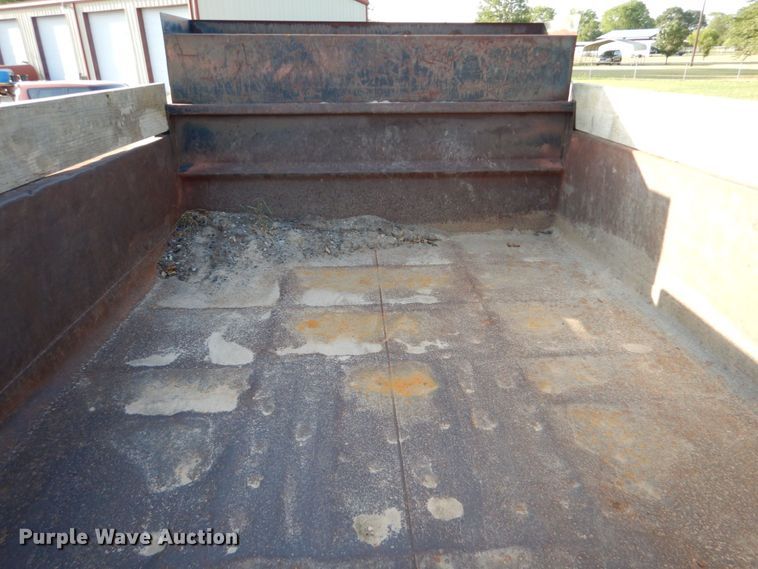 image for item DO1475 1995 Ford F700  dump truck