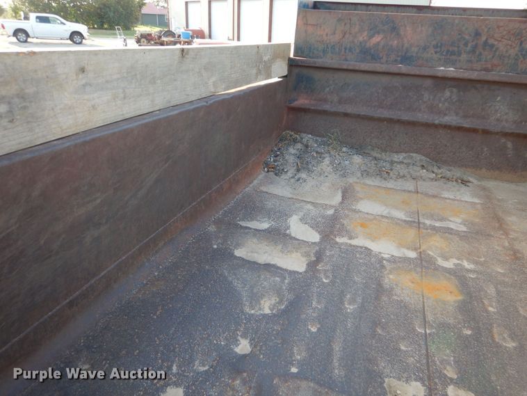 image for item DO1475 1995 Ford F700  dump truck