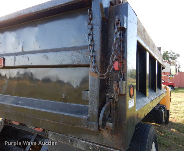 image for item DO1475 1995 Ford F700  dump truck