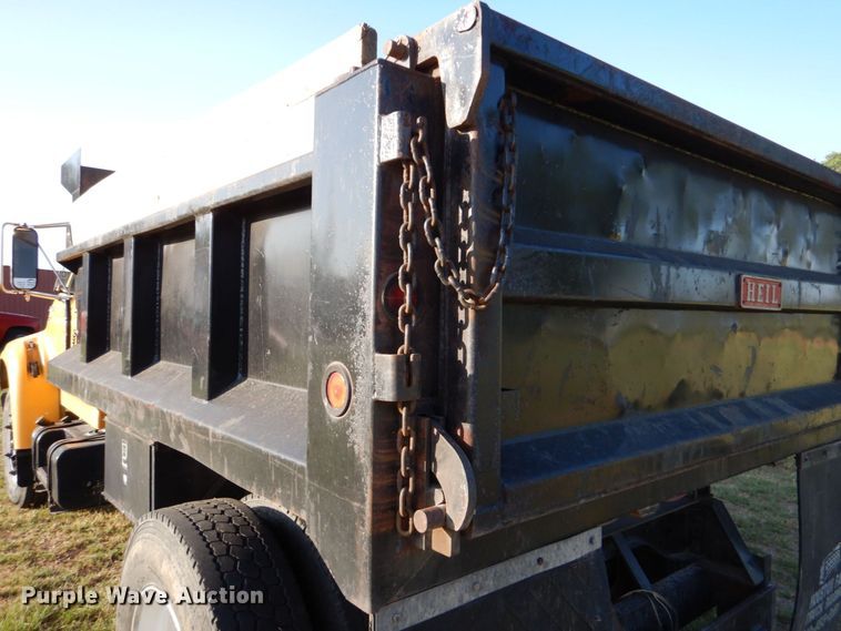 image for item DO1475 1995 Ford F700  dump truck