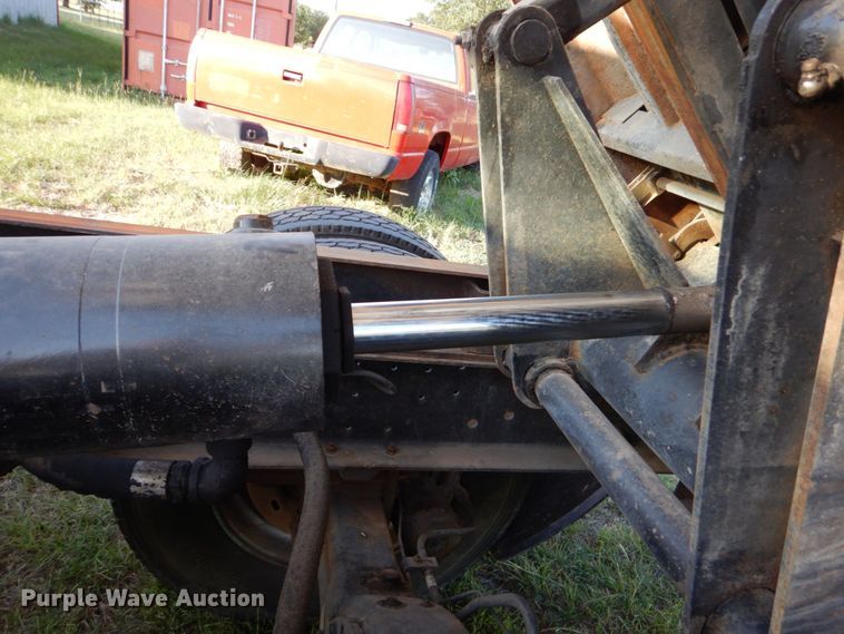 image for item DO1475 1995 Ford F700  dump truck