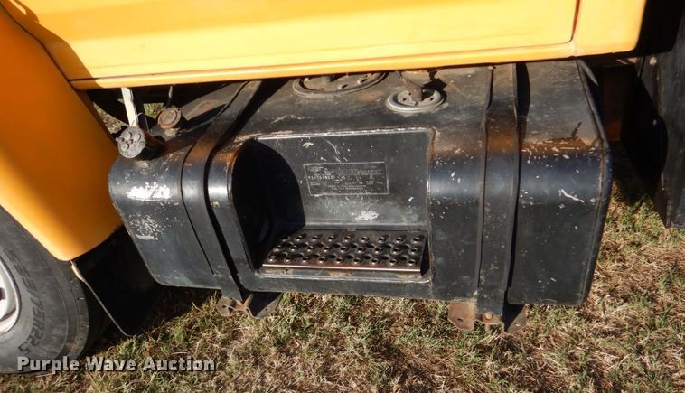 image for item DO1475 1995 Ford F700  dump truck