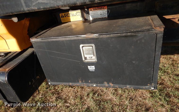 image for item DO1475 1995 Ford F700  dump truck