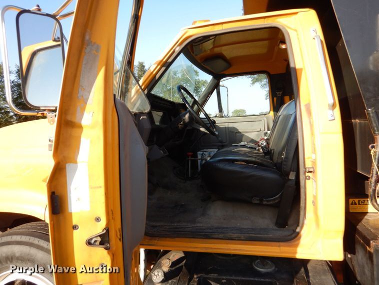 image for item DO1475 1995 Ford F700  dump truck