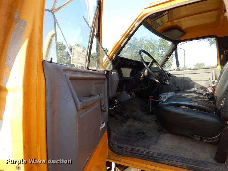 image for item DO1475 1995 Ford F700  dump truck