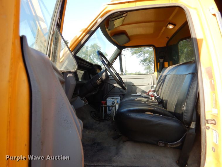 image for item DO1475 1995 Ford F700  dump truck