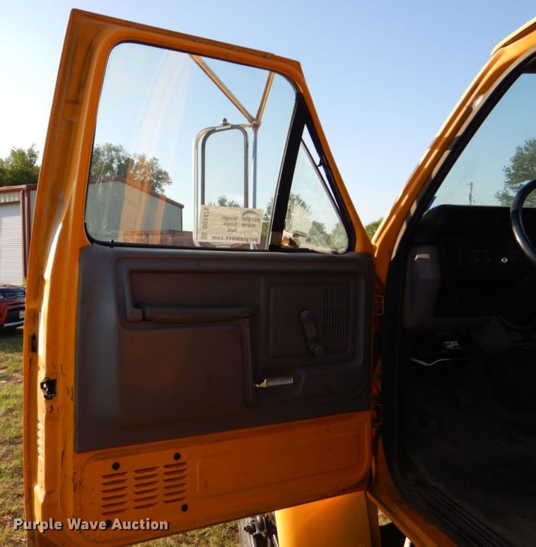 image for item DO1475 1995 Ford F700  dump truck