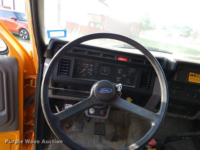 image for item DO1475 1995 Ford F700  dump truck