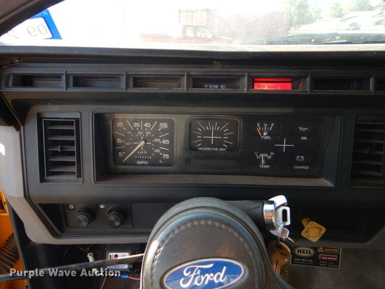 image for item DO1475 1995 Ford F700  dump truck