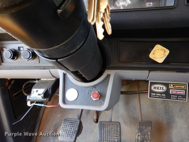 image for item DO1475 1995 Ford F700  dump truck