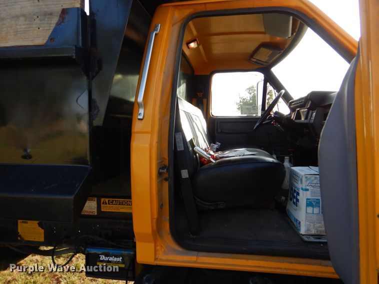 image for item DO1475 1995 Ford F700  dump truck