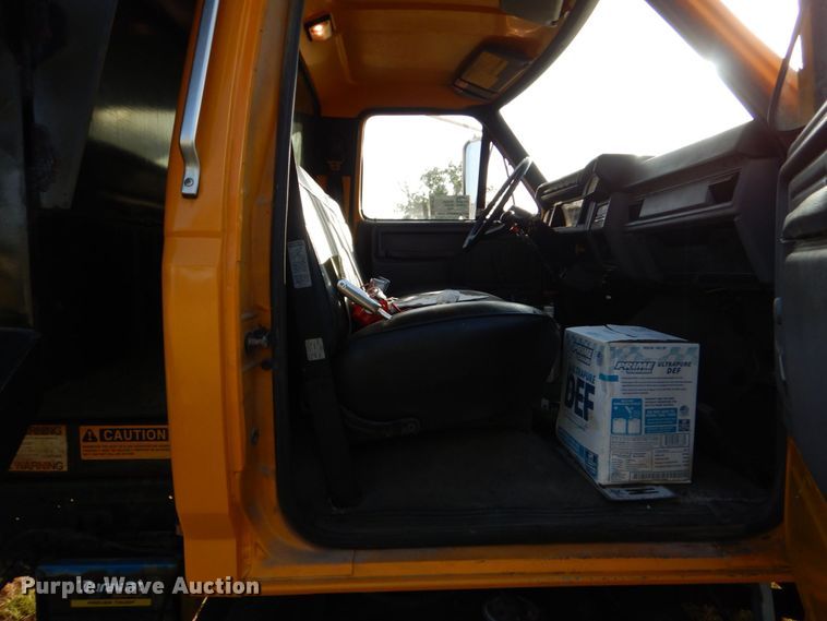 image for item DO1475 1995 Ford F700  dump truck