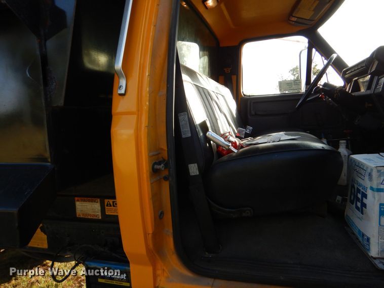 image for item DO1475 1995 Ford F700  dump truck