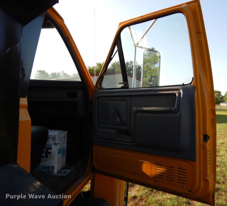 image for item DO1475 1995 Ford F700  dump truck