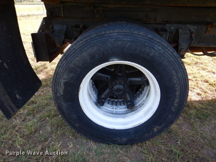 image for item DO1475 1995 Ford F700  dump truck