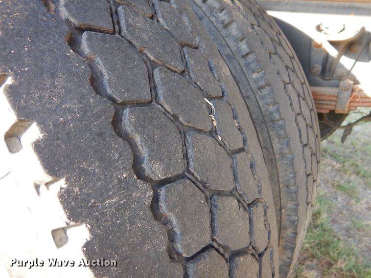 image for item DO1475 1995 Ford F700  dump truck