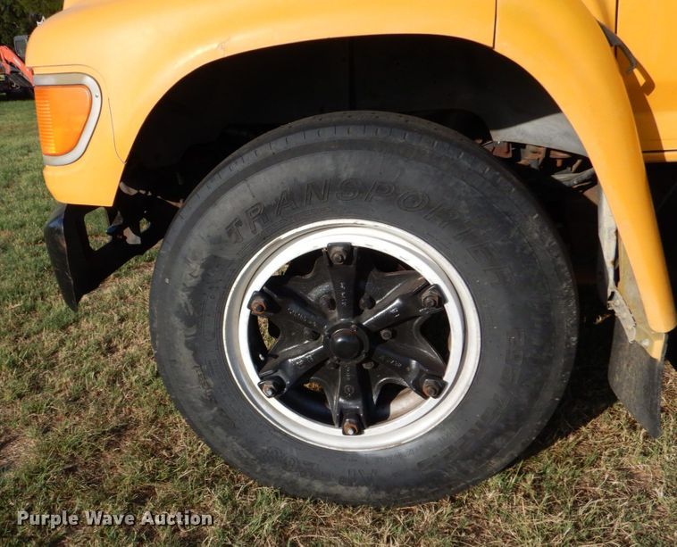 image for item DO1475 1995 Ford F700  dump truck