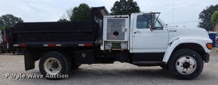 image for item DO1486 1995 Ford F800  dump truck