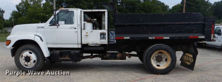 image for item DO1486 1995 Ford F800  dump truck