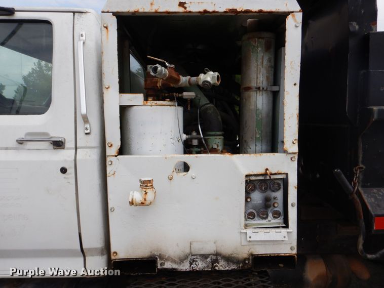 image for item DO1486 1995 Ford F800  dump truck