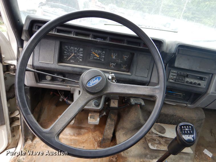 image for item DO1486 1995 Ford F800  dump truck