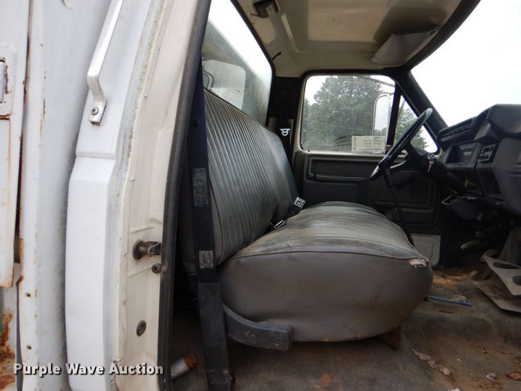 image for item DO1486 1995 Ford F800  dump truck