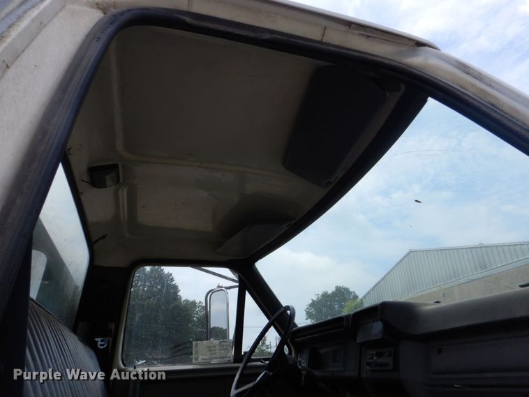 image for item DO1486 1995 Ford F800  dump truck