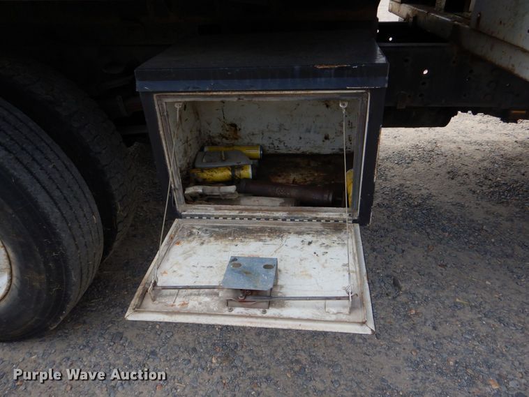 image for item DO1486 1995 Ford F800  dump truck