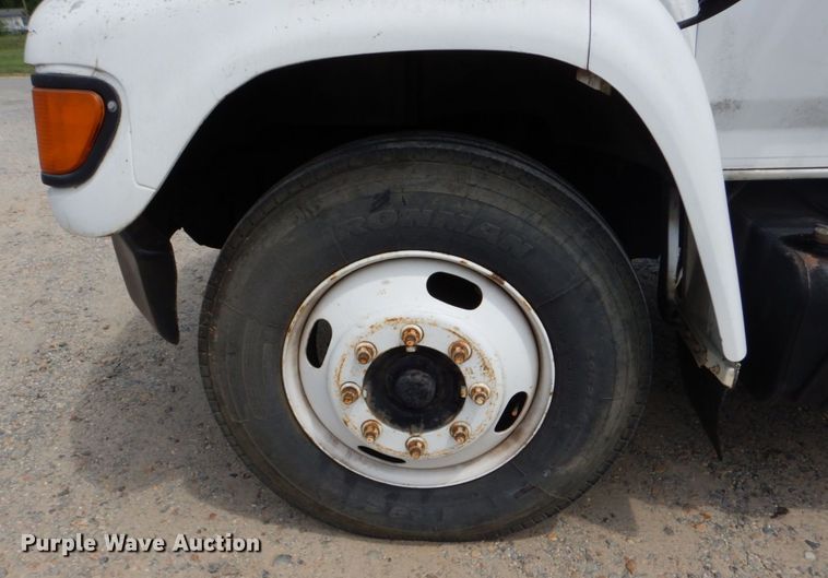 image for item DO1486 1995 Ford F800  dump truck