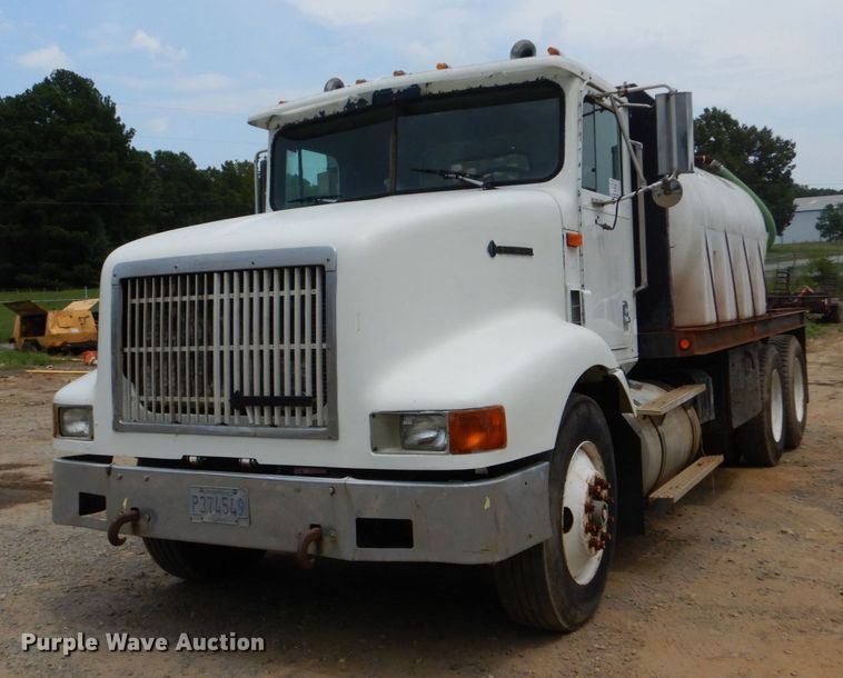 image for item DO1492 1994 International 9200  flatbed truck