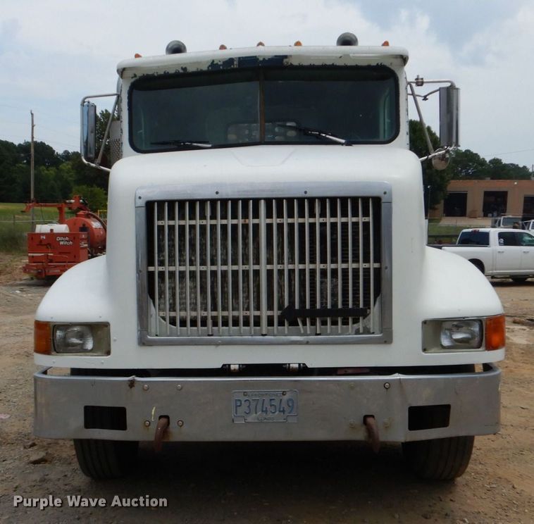 image for item DO1492 1994 International 9200  flatbed truck