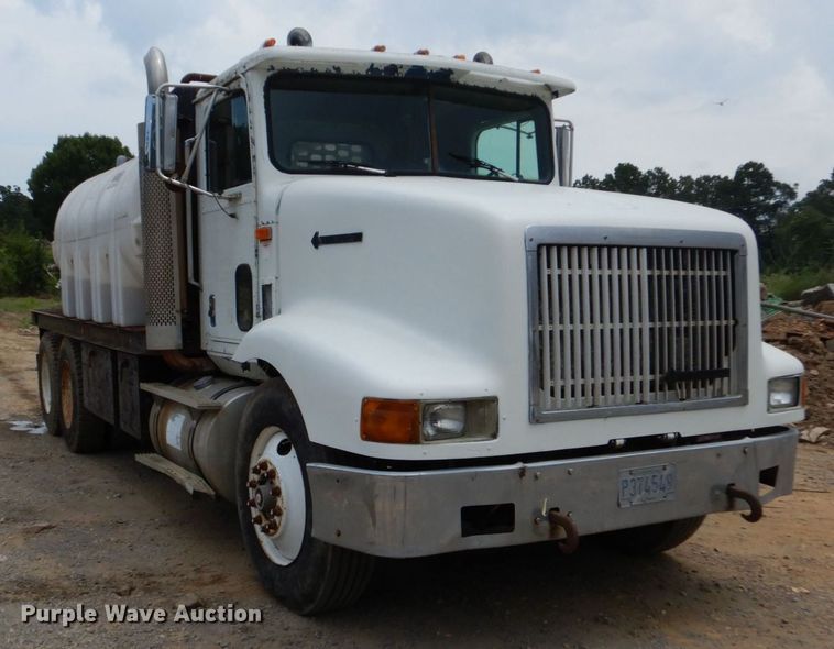 image for item DO1492 1994 International 9200  flatbed truck