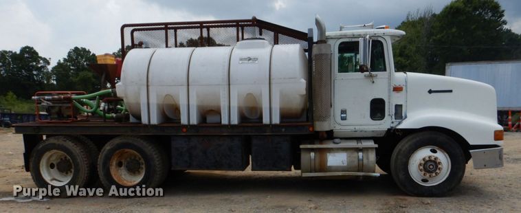 image for item DO1492 1994 International 9200  flatbed truck