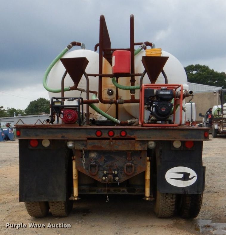 image for item DO1492 1994 International 9200  flatbed truck