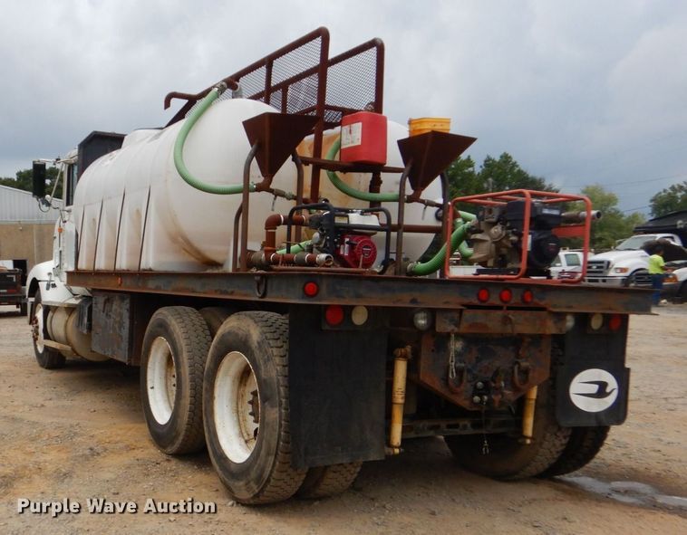 image for item DO1492 1994 International 9200  flatbed truck