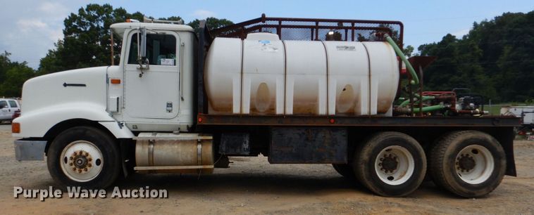 image for item DO1492 1994 International 9200  flatbed truck