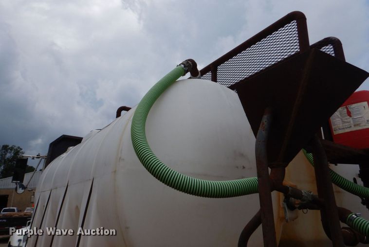 image for item DO1492 1994 International 9200  flatbed truck