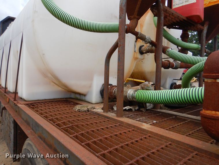 image for item DO1492 1994 International 9200  flatbed truck