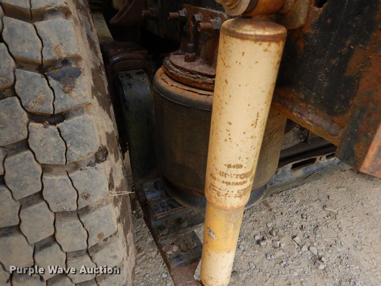 image for item DO1492 1994 International 9200  flatbed truck