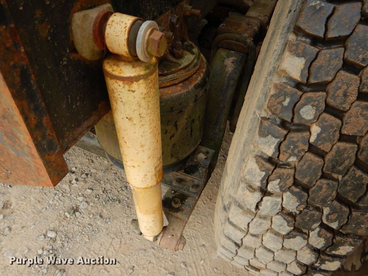 image for item DO1492 1994 International 9200  flatbed truck